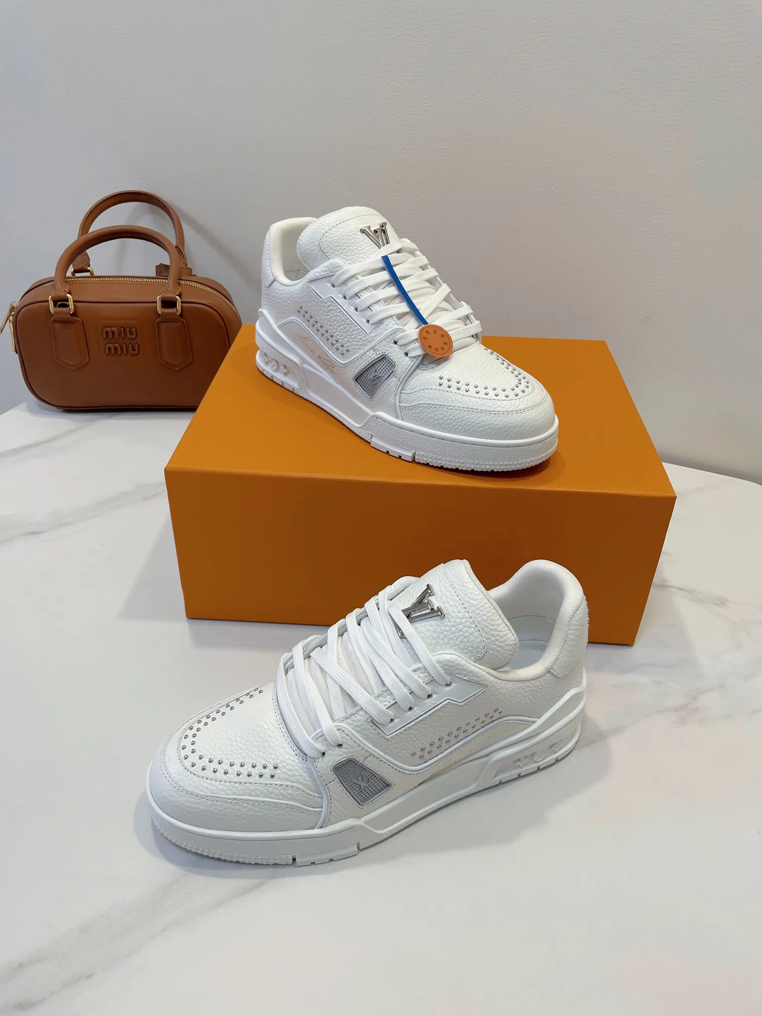 💕💕Factory direct selling price p740💕💕 LV Trainer Sneaker always gives you a sense of security, the real thing is better looking and more exquisite than the picture! 💕Dream love shoes beat ~ 99% dopamine, versatile, candy color is really sweet... full of vitality 🆙🆙 Luxurious quality, superimposed temperament attributes, exclusive fashion sense, easy to handle 🌷 ▪️ Made of large pebbled upper material, TPU gloss combination sole, bend-resistant plastic support piece, insole embedded with super soft latex material ▪️ Men's and women's sizes 35-45 Original box packaging accessories